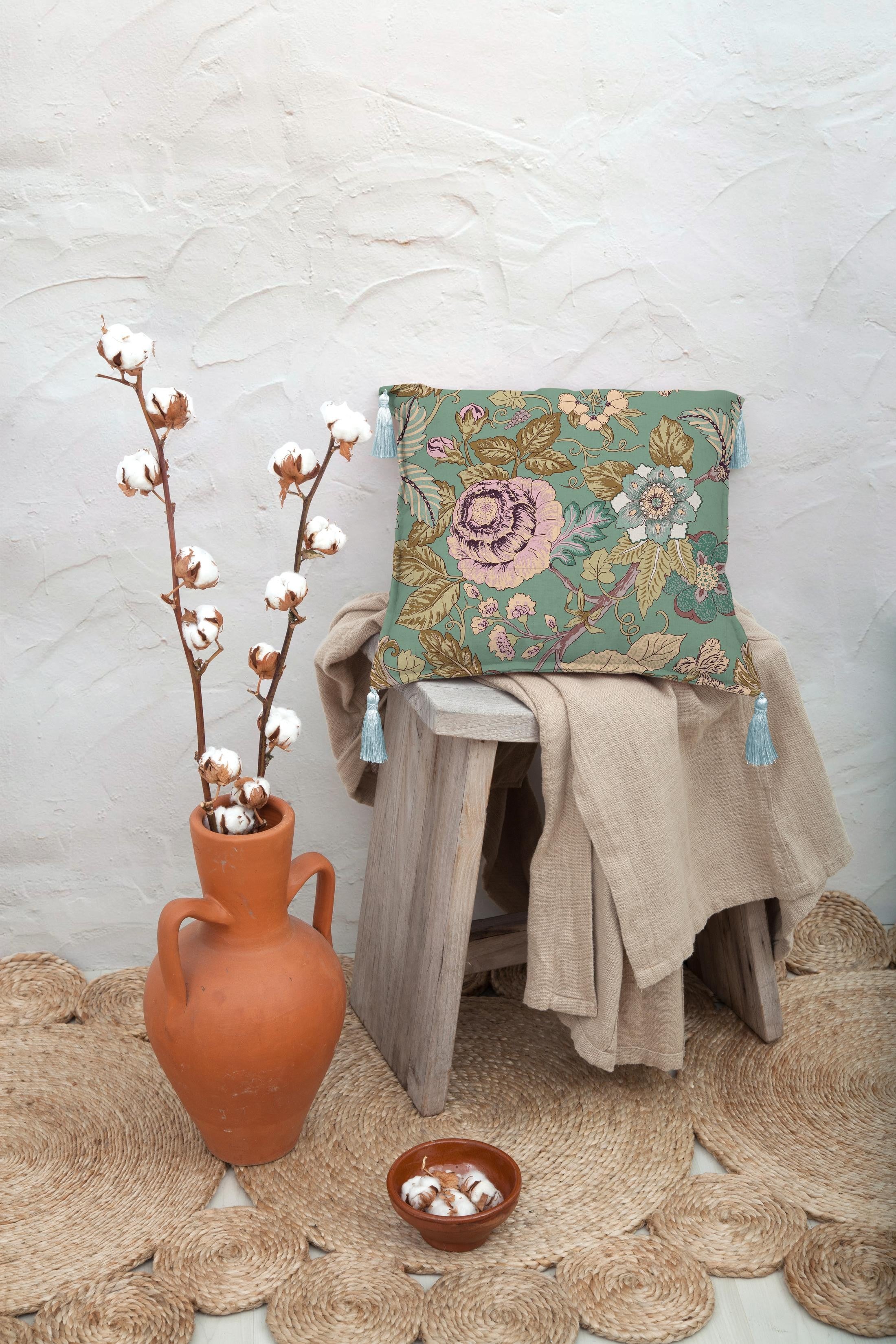 Cojin Terciopelo 45x45 Borlas (Blue Japanese Flowers)