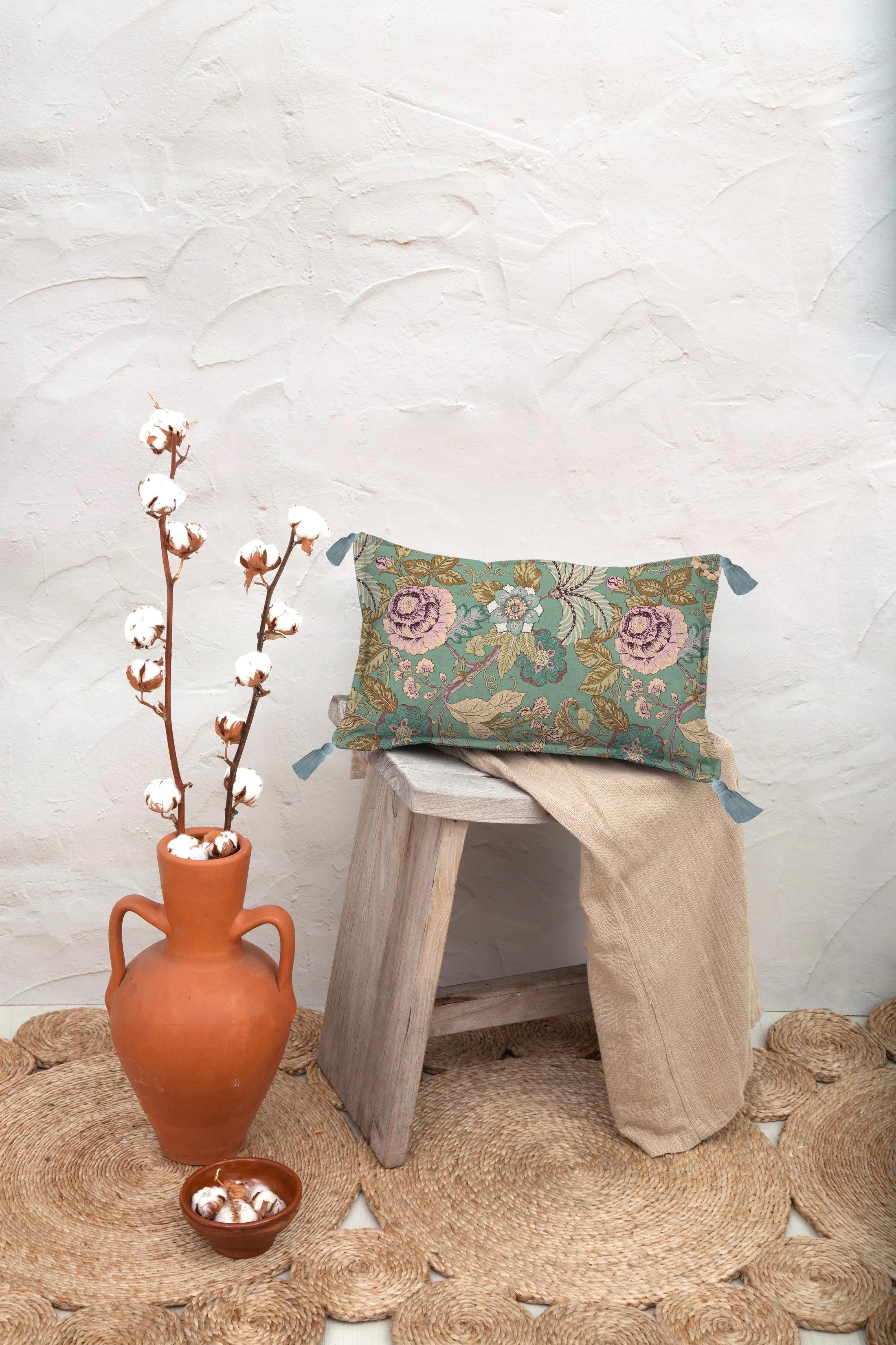 Cojin 50x35 Terciopelo Borlas (Blue Japanese Flowers)