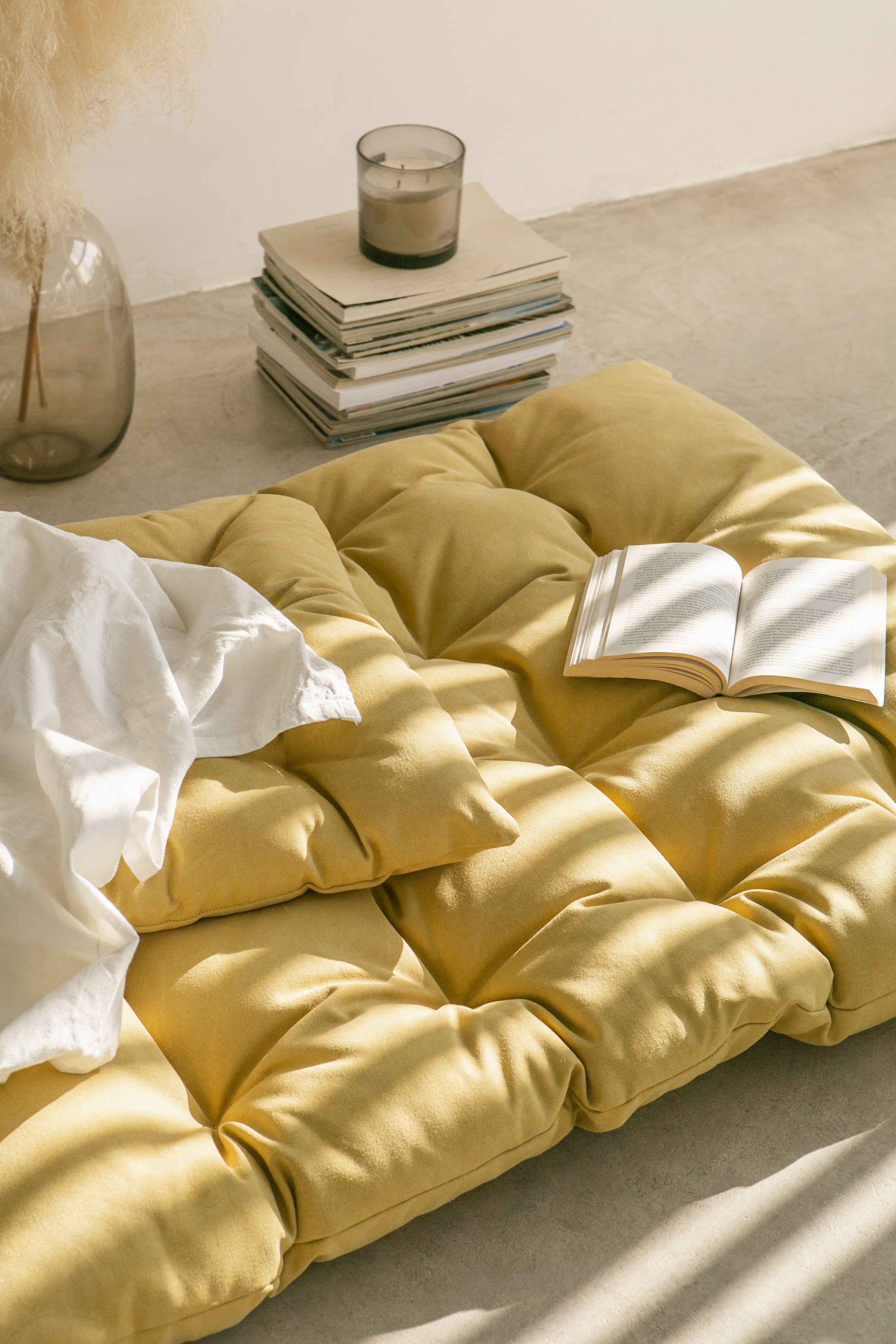 Colchón Futon de suelo amarillo